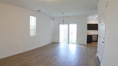 1012 Buena Vis Ln in Hanford, CA - Building Photo - Building Photo