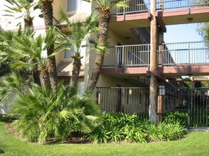 Moonraker Apartments in Fullerton, CA - Foto de edificio - Building Photo