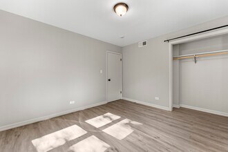 740 E North Broadway St in Lombard, IL - Foto de edificio - Building Photo