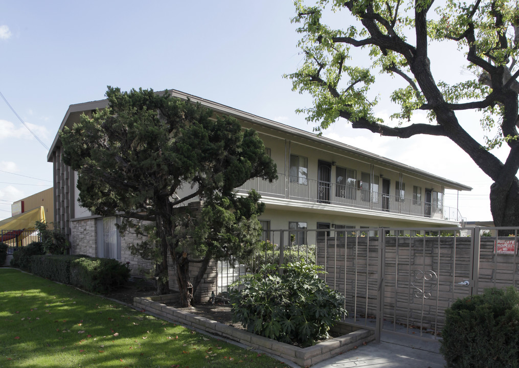 Valbrook Apartments in Fullerton, CA - Building Photo