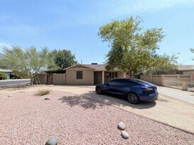 2443 E Earll Dr in Phoenix, AZ - Building Photo
