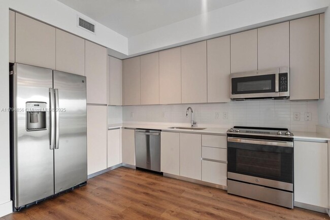 7435 SW 61st Ave in South Miami, FL - Building Photo - Building Photo