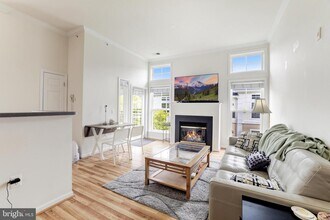 3820 Lightfoot St, Unit 421 in Chantilly, VA - Foto de edificio - Building Photo