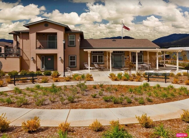Emerald Pointe Apartments in Yreka, CA - Foto de edificio - Building Photo