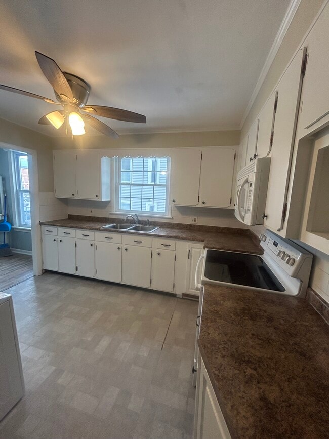 7 Cristy St, Unit Cristy 1st FL UNIT 3 in Worcester, MA - Foto de edificio - Building Photo