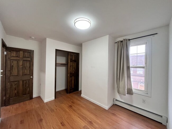 64-03 Perry Ave in Queens, NY - Foto de edificio - Building Photo