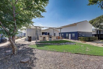 Iconic Village in Denton, TX - Foto de edificio - Building Photo