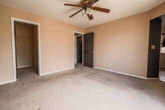 9915 Mustang Creek Way in Las Vegas, NV - Building Photo - Building Photo