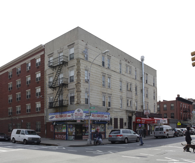 902 DeKalb Ave in Brooklyn, NY - Foto de edificio - Building Photo