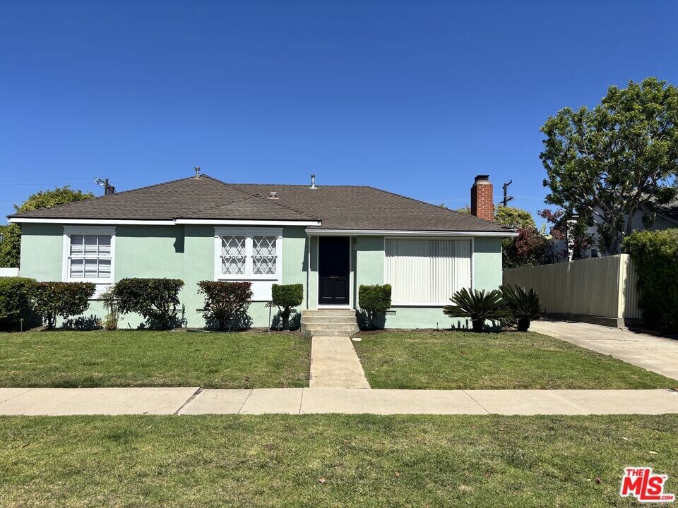 8112 Loyola Blvd in Los Angeles, CA - Building Photo