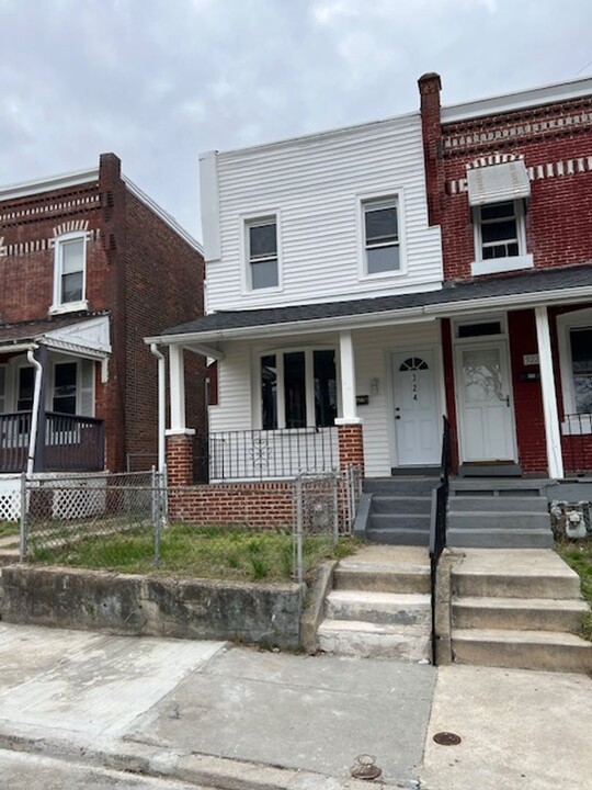324 Taylor Terrace in Chester, PA - Building Photo