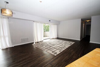 1401 Charlemagne Cir in Pittsburgh, PA - Building Photo - Building Photo