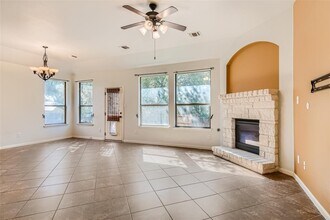 290 Maeves Way in Austin, TX - Foto de edificio - Building Photo