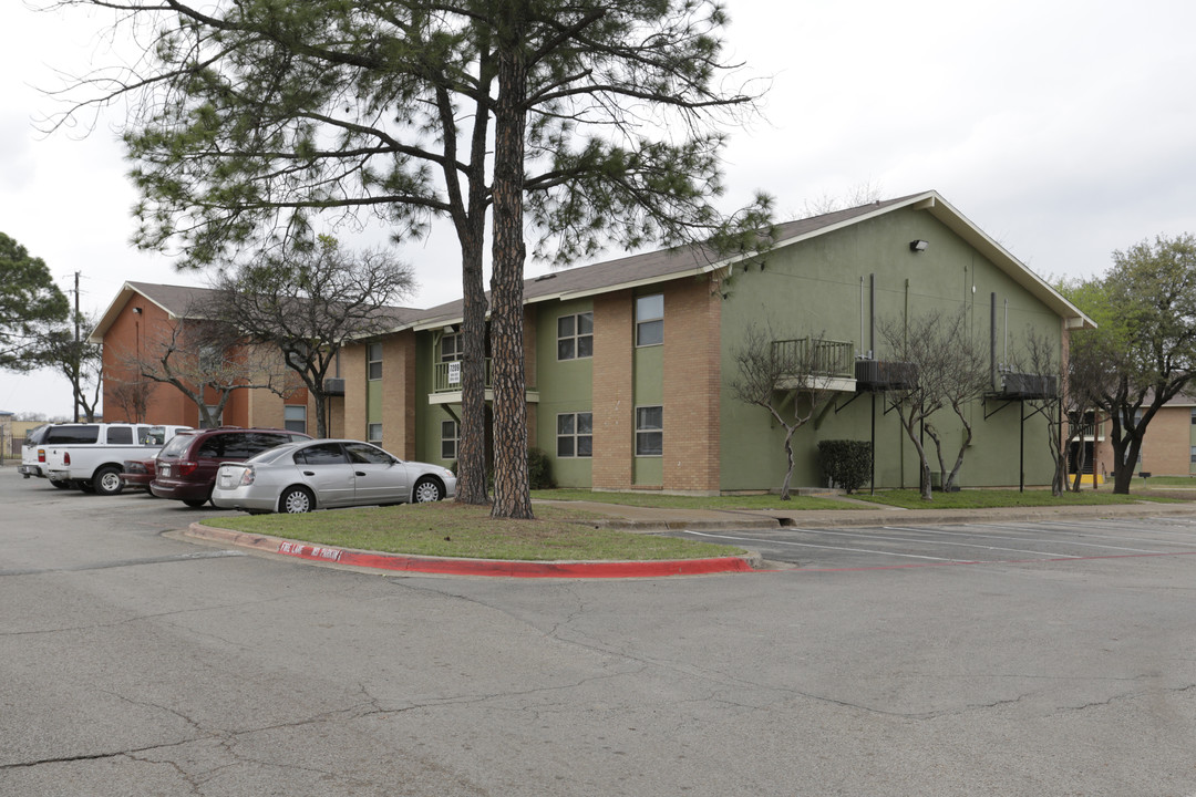 Ridge at Trinity Apartments in Dallas, TX - Building Photo