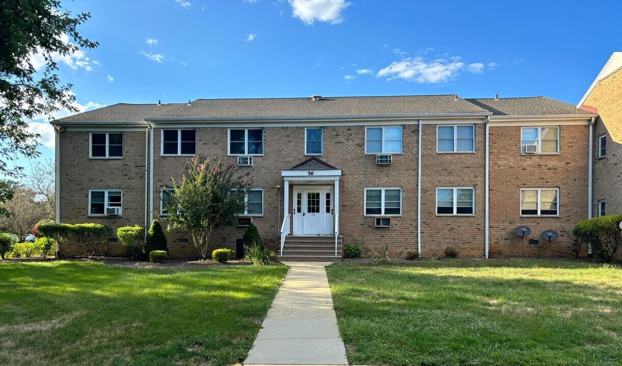 56 Manchester Ct in Freehold, NJ - Foto de edificio