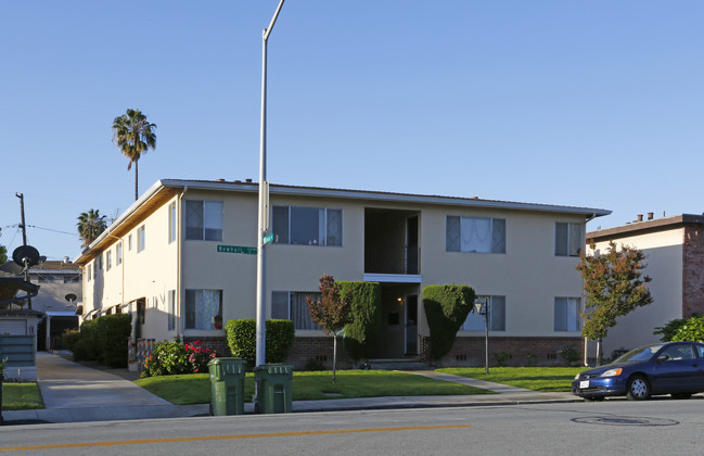 1646 Newhall St in Santa Clara, CA - Foto de edificio - Building Photo