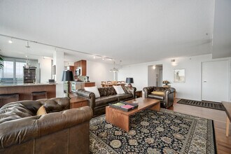 9725 Woods Dr in Skokie, IL - Building Photo - Building Photo