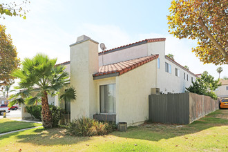 11882 Garden Grove Blvd in Garden Grove, CA - Foto de edificio - Building Photo