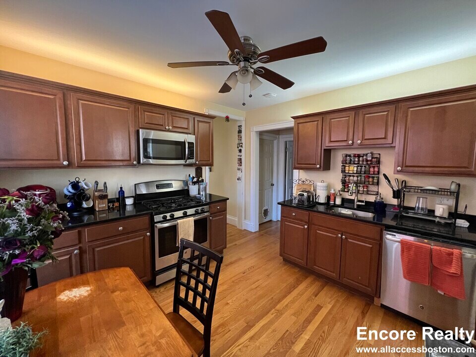 381 Highland Ave, Unit #1 in Somerville, MA - Building Photo
