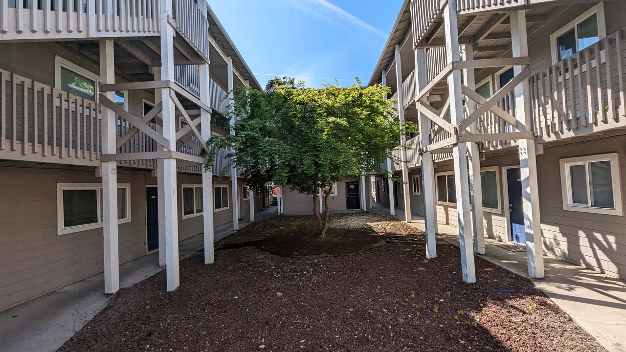 Salem Parkway Apartments in Salem, OR - Building Photo