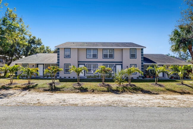 Villas on 16th in Naples, FL - Foto de edificio - Building Photo