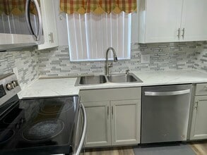 6890 Royal Palm Blvd in Margate, FL - Building Photo - Building Photo