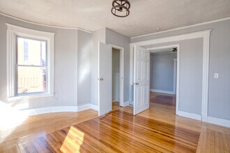 218 West St in Bristol, CT - Foto de edificio - Building Photo