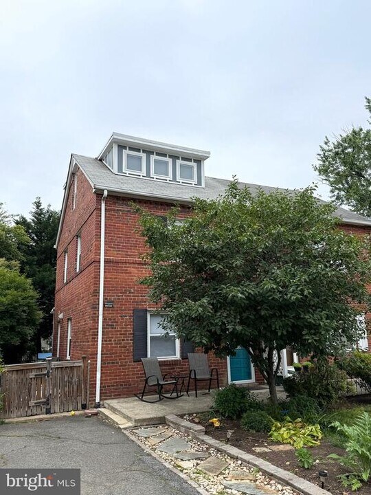 819 S Irving St in Arlington, VA - Building Photo