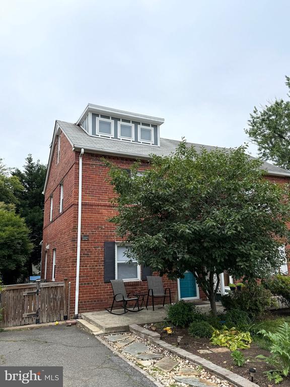 property at 819 S Irving St