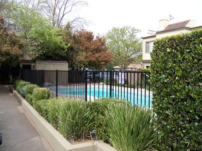 Silver Creek Townhomes in Rancho Cordova, CA - Building Photo - Building Photo