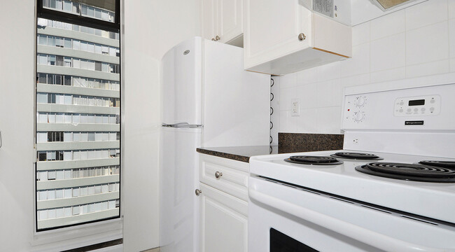 2040 Nelson St in Vancouver, BC - Building Photo - Building Photo