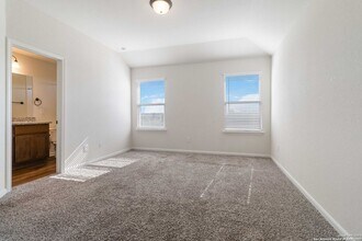 13822 Enzo Gate in San Antonio, TX - Foto de edificio - Building Photo
