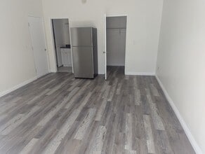 1015 Canal St, Unit 1015-B in Oxnard, CA - Building Photo - Building Photo