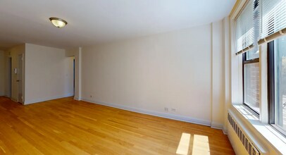325 W 13th St in New York, NY - Building Photo - Building Photo