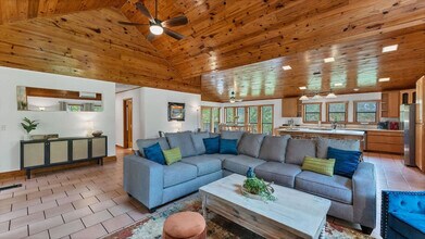 302 Shangrila Ln in New Braunfels, TX - Building Photo - Building Photo