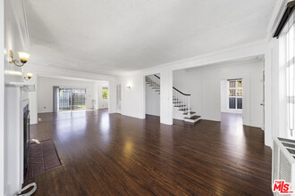 1041 S Manhattan Pl in Los Angeles, CA - Foto de edificio - Building Photo