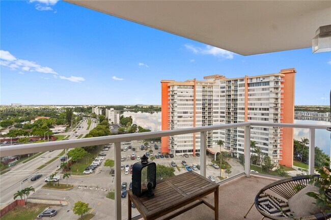 1351 NE Miami Gardens Dr in Miami, FL - Foto de edificio - Building Photo