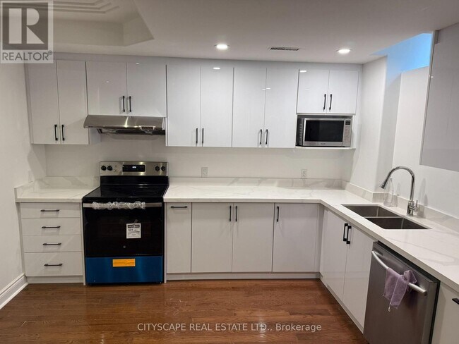 5181 Churchill Meadows Blvd in Mississauga, ON - Building Photo - Building Photo