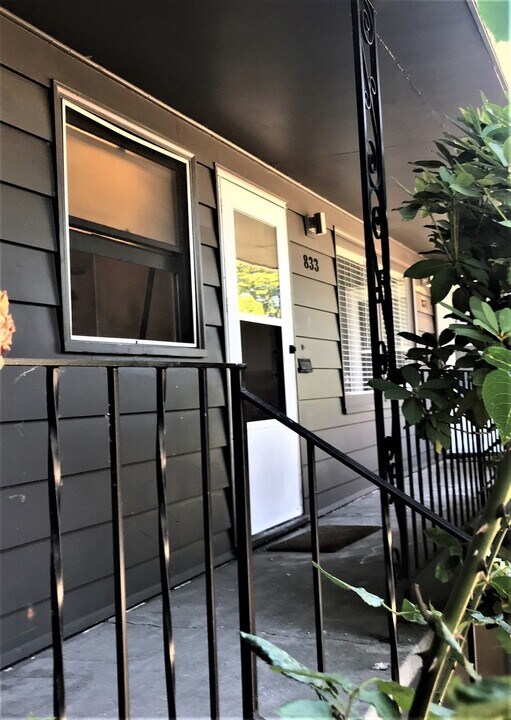 831-835-835 SE 80th Ave in Portland, OR - Building Photo