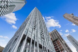 1 Yorkville Ave in Toronto, ON - Building Photo