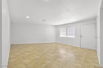 2080 Karen Ave in Las Vegas, NV - Building Photo - Building Photo