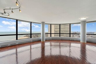 5415 N Sheridan Rd, Unit 2701 in Chicago, IL - Building Photo - Building Photo