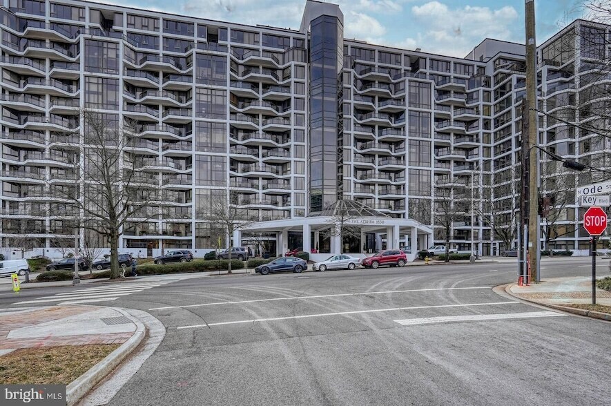 1530 Key Blvd, Unit 1202 in Arlington, VA - Building Photo