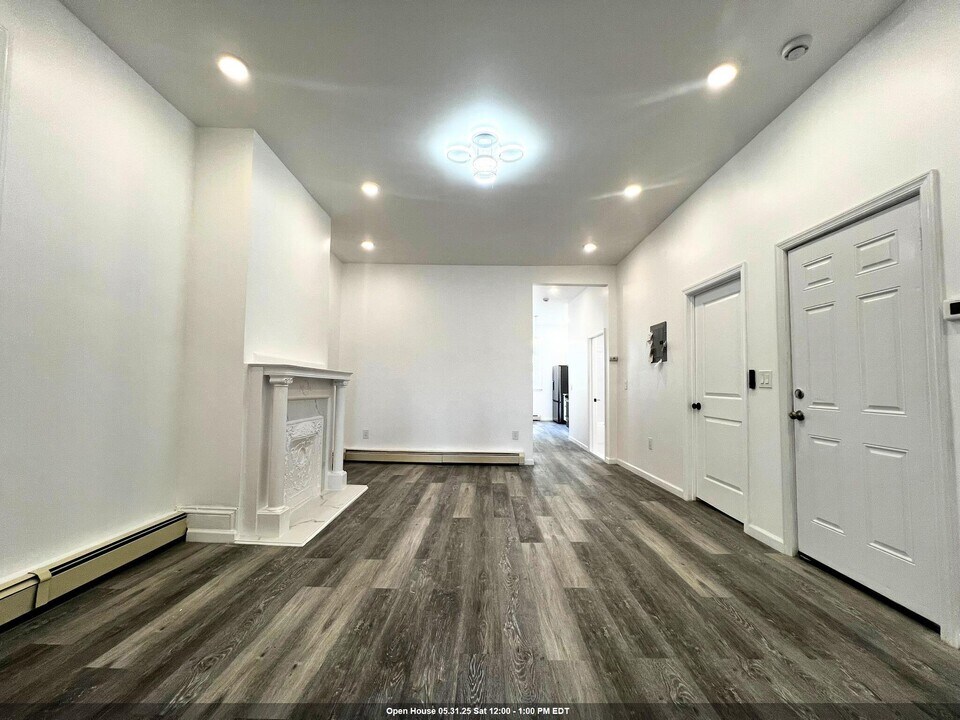 216 Central Ave in Jersey City, NJ - Building Photo