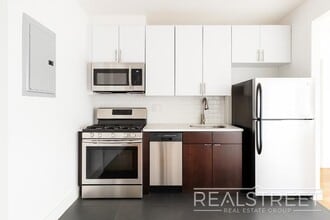 LUXURY 2 Bed in Queens! in Queens, NY - Building Photo - Building Photo