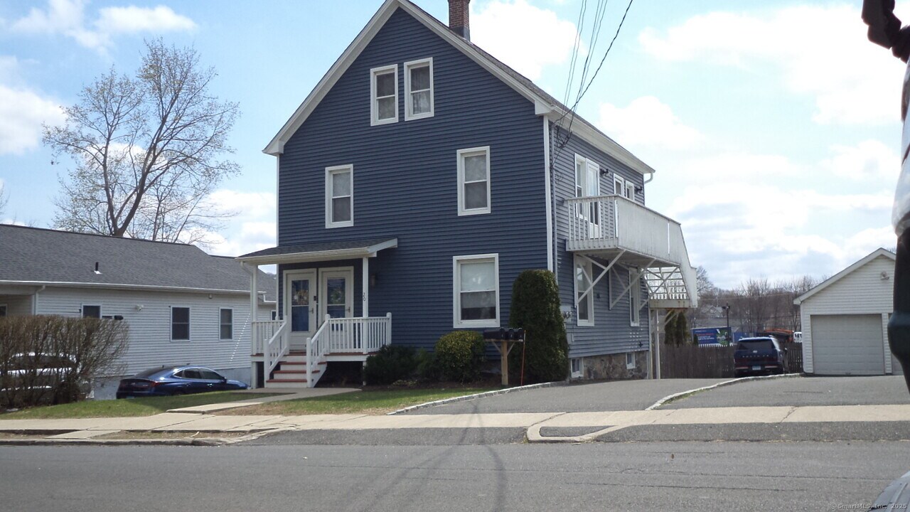 20 Holley St in Danbury, CT - Building Photo