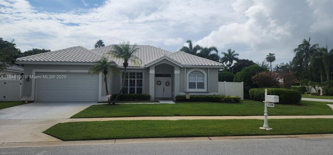 6328 Hatteras Club Dr in Greenacres, FL - Building Photo
