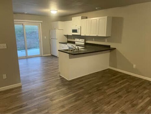 210 2nd St SE in Pelican Rapids, MN - Foto de edificio - Building Photo