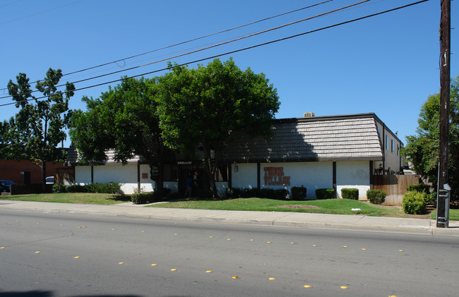 Tudor Village in El Cajon, CA - Foto de edificio - Building Photo