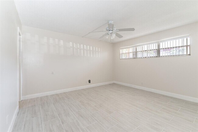 1855 W 60th St, Unit 301 in Hialeah, FL - Building Photo - Building Photo
